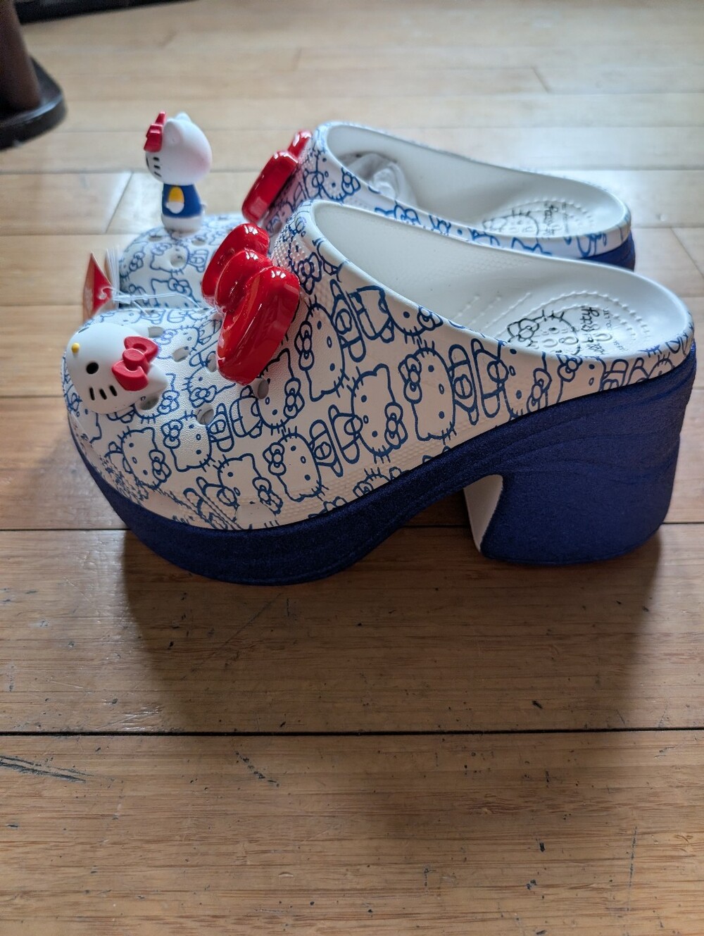 Crocs x Hello Kitty Siren Clog Women's 7 Blue White Glitter 50th Anniversary - Picture 5 of 6